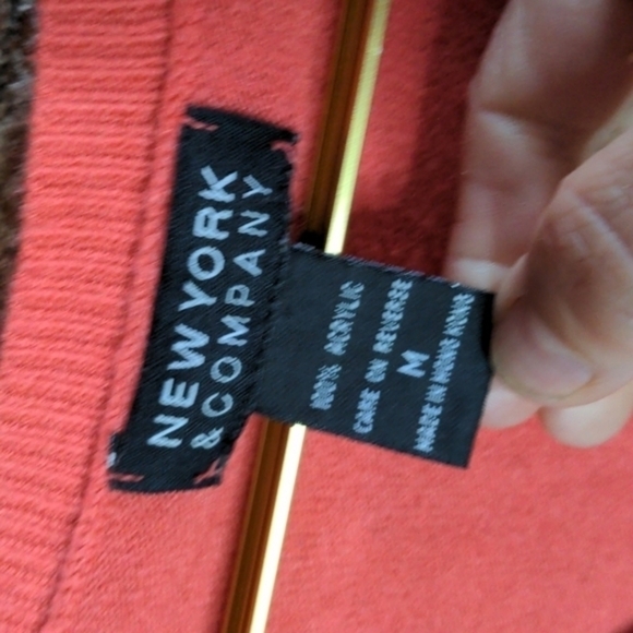 New York & Company Medium‎ Salmon Colored V-Neck Sweater - Picture 4 of 10